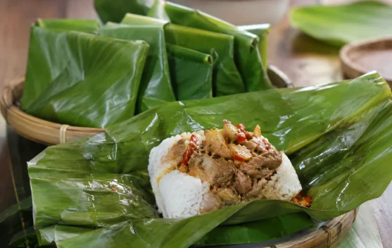 Benarkah Makanan yang Dibungkus Daun Pisang Rasanya Lebih Enak?
