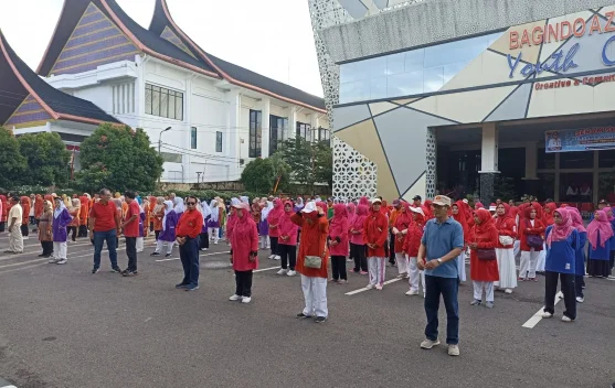 Meriahkan HUT ke-64 PWRI, Ratusan Pensiunan di Padang Ikuti Senam Sehat