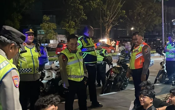 Patroli Presisi Polresta Padang Sapa Warga Malam Hari