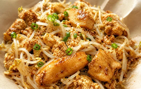 Menikmati Sepiring Ketoprak Lezat dengan Siraman Bumbu Kacang Khas