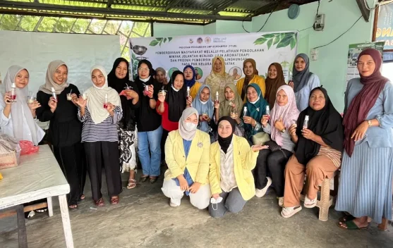 UNP Latih PKK Taratak Olah Minyak Jelantah Jadi Produk Ramah Lingkungan