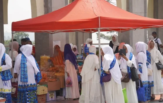 Puluhan Ribu Jemaah BKMT, Pedagang Raup Berkah di Padang Panjang