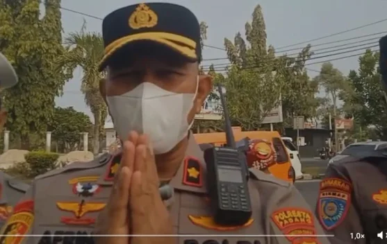 Polsek Koto Tangah Bagikan Masker di Simpang Tabing