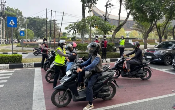 Polda Sumbar Arahkan Perbanyak Pembagian Masker saat Udara Memburuk
