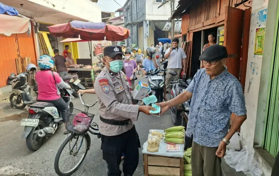 Polsek Padang Selatan Bagikan Masker ke Pasar Tanah Kongsi