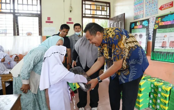 Pemko Pariaman Bagikan Seragam Sekolah Gratis untuk Pelajar SD dan SMP
