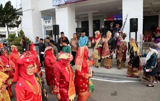 Pemko Pariaman Lestarikan Baju Kuruang Basiba lewat Karnaval Literasi Budaya
