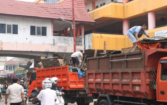 DLH Padang Bersihkan Kawasan Jalan Sandang Pangan Pasar Raya - RRI.co.id