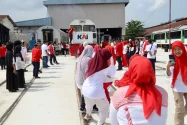 KAI Sumbar Tantang Kekompakan Pegawai Tarik Lokomotif 42 Ton
