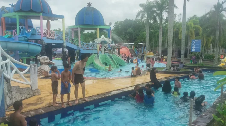 Libur Akhir Pekan, Waterpark Dipadati Pengunjung Anak-Anak