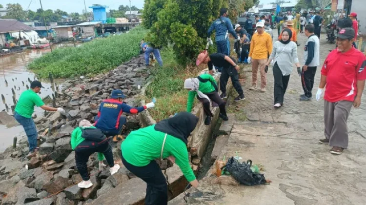 Perkuat Pemilahan Sampah, Pemkab Kobar Gelar Aksi Jumat Bersih