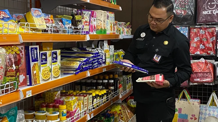 Tim Gabungan Temukan Produk Kedaluwarsa Saat Pengecekan Makanan