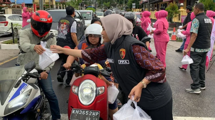 Polres Kobar Bagi Takjil Gratis, Pererat Silaturahmi dengan Masyarakat