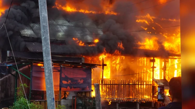 10 Rumah Ludes Terbakar di Mendawai Menjelang Berbuka Puasa