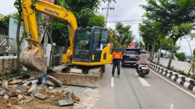 Pembongkaran Awal Pelebaran Jalan Yetro Sinseng Muara Teweh