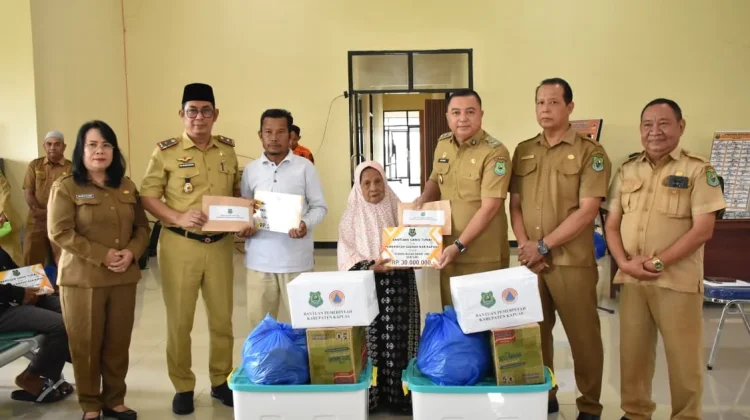 Wabup Serahkan Bantuan Tunai bagi Korban Kebakaran dan Angin Puting Beliung