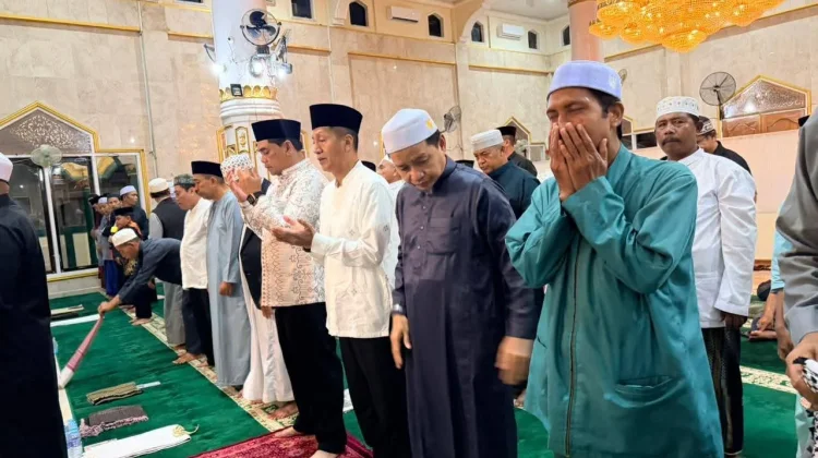 Bupati Shalahuddin Lepas Atribut Jabatan, Bersujud dalam Kesetaraan