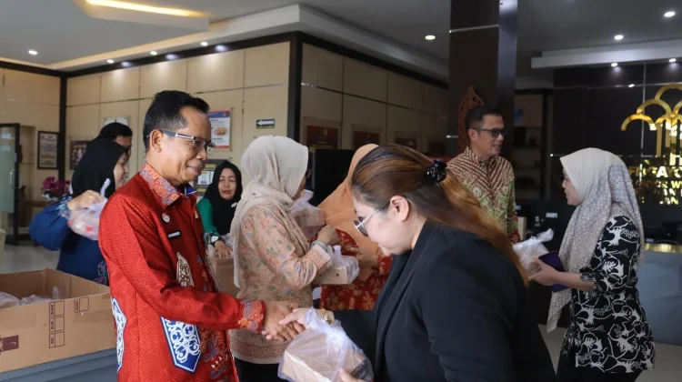 Kemenkum Kalteng Bagi Takjil Gratis untuk Pegawai dan Masyarakat