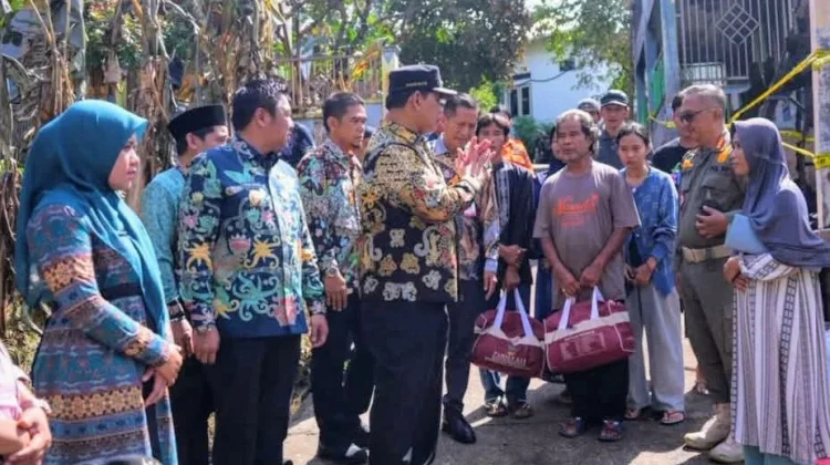 Hanguskan Dua Rumah, Bupati Barut Langsung Serahkan Bantuan