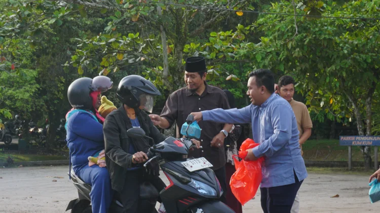 Berkah Ramadan, IJTI Kalteng dan PT Adaro Bagikan Ratusan Takjil di Palangka Raya