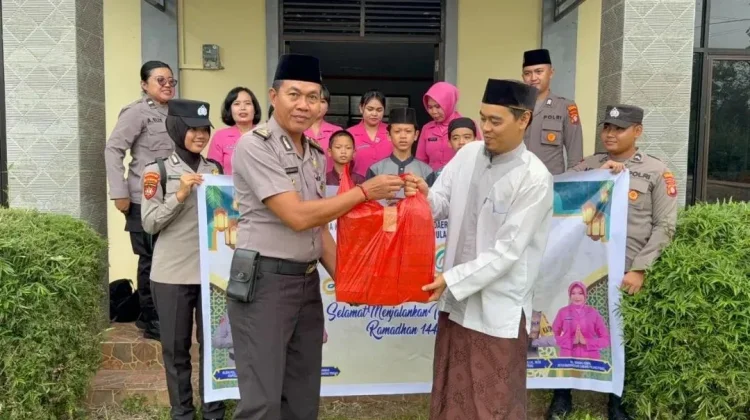 Polres Pulang Pisau Bagikan Takjil di Ponpes Hidayatullah, Perkuat Silaturahmi