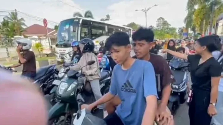 Libatkan Remaja Pembagian Takjil di Jalan Tamiang Layang
