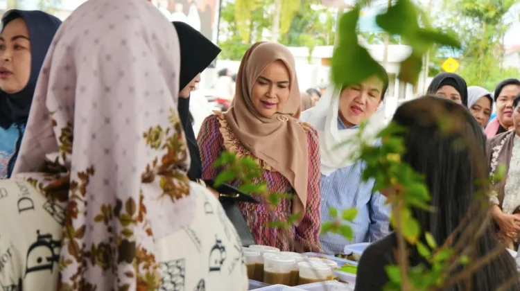 Ketua TP PKK Kapuas Sambangi Pasar Ramadan dan Taman Adipura