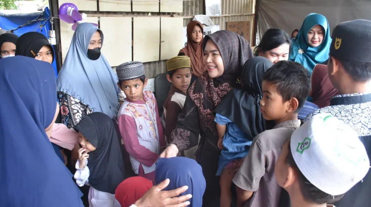 Ketua PKK Kapuas Berbagi Sembako dan Takjil untuk Anak Yatim