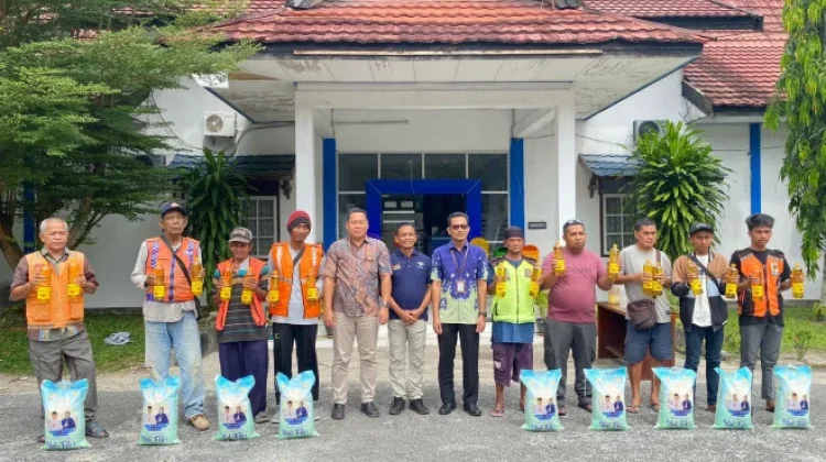 Juru Parkir Kobar Terima Bantuan Beras dan Minyak Goreng