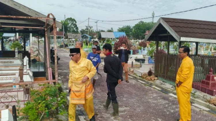 Pastikan Peziarah Nyaman, Dinas Perkimtan Kobar Bersihkan Area Pemakaman Umum
