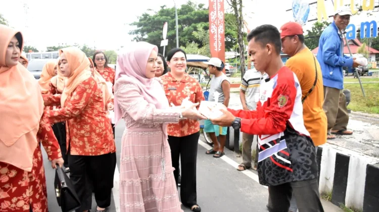 DWP Kabupaten Kapuas Bagikan Ratusan Paket Takjil Gratis untuk Masyarakat