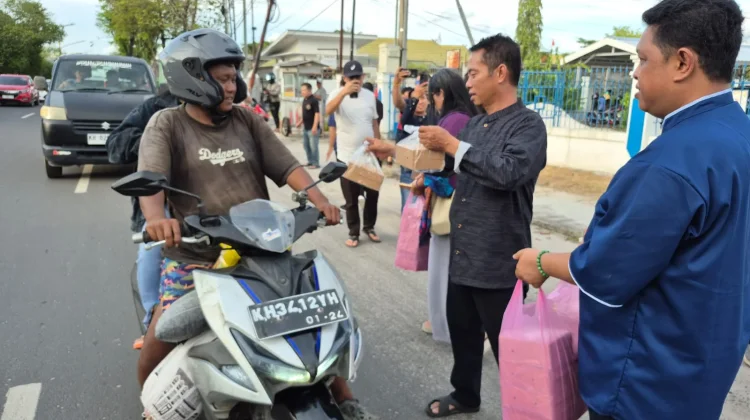 PWI Kalteng Bagikan Ratusan Paket Takjil Gratis