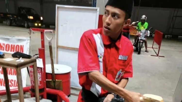 Momen Ramadan, Petugas SPBU Tjilik Riwut Seragam Pakai Peci saat Bertugas