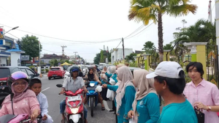 Peringati HKG ke-54, TP PKK Kobar Bagikan Sembako dan Takjil ke Warga