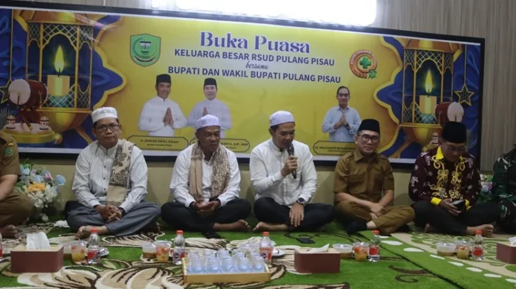 Bupati Pulang Pisau Bagikan Takjil Gratis di Rumah Sakit