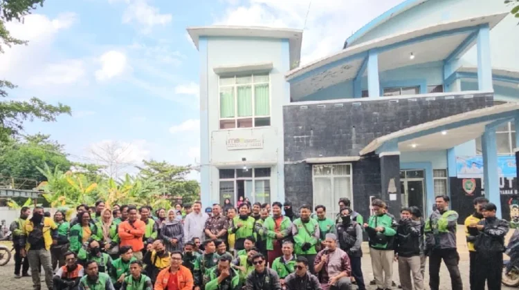 MES Kalteng Bagikan 300 Takjil Gratis untuk Ojek Online di Palangka Raya