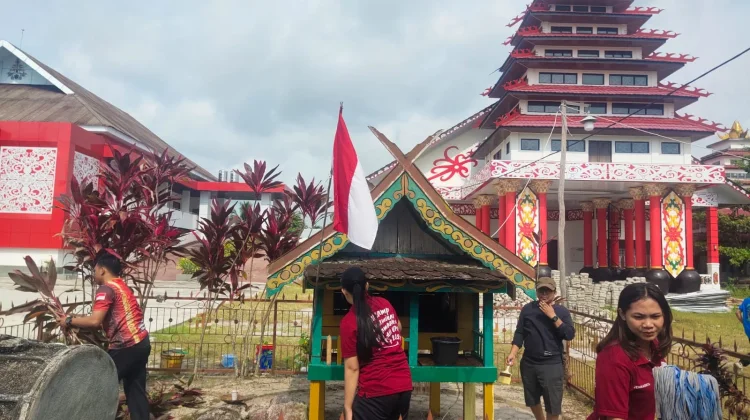 Bersih Lingkungan Balai Kaharingan Sambut Hari Suci Nyepi