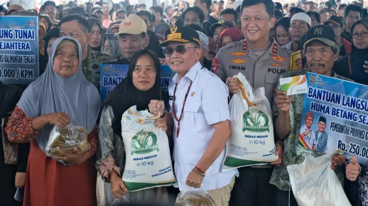 Gubernur Kalteng Salurkan Bantuan Pangan Presiden di Kotawaringin Barat