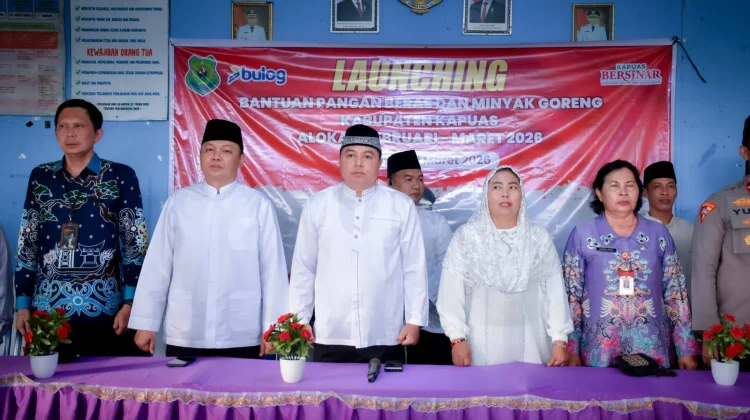 Wakil Bupati Kapuas Launching Bantuan Pangan Beras dan Minyak Goreng di Dadahup