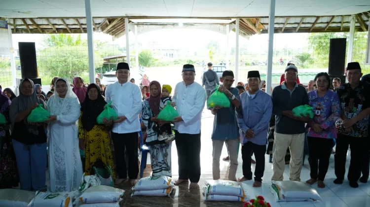 Wakil Bupati Kapuas Launching Bantuan Pangan Beras dan Minyak Goreng di Dadahup
