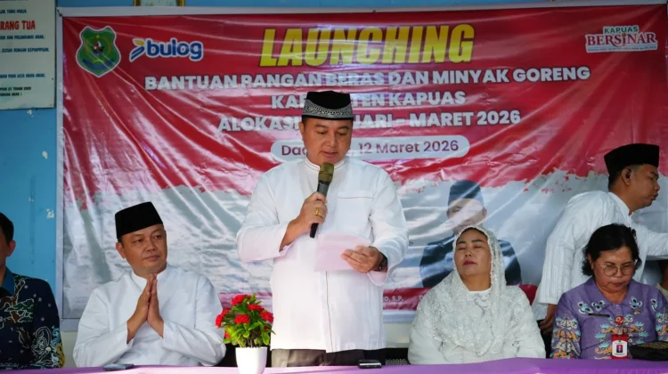 Wakil Bupati Kapuas Launching Bantuan Pangan Beras dan Minyak Goreng di Dadahup