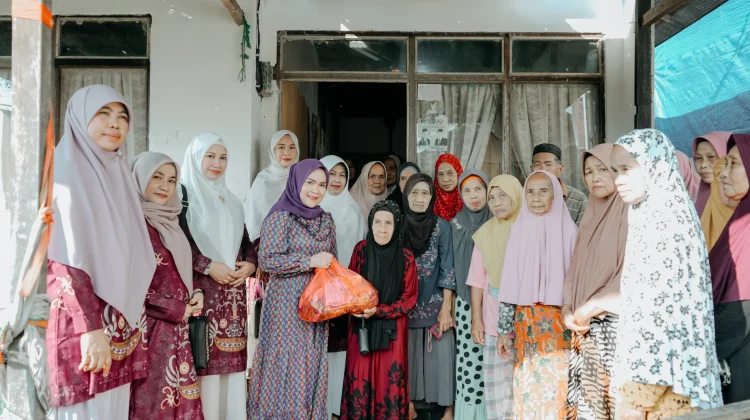 Ny.Hj.Siti Saniah Wiyatno Berbagi Tali Asih dengan Para Lansia di Bulan Ramadhan