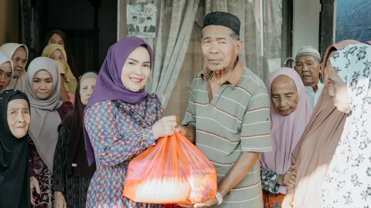 Ny.Hj.Siti Saniah Wiyatno Berbagi Tali Asih dengan Para Lansia di Bulan Ramadhan