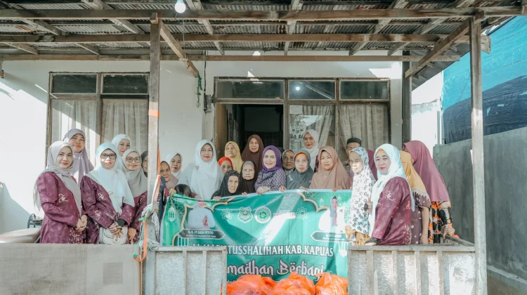 Ny.Hj.Siti Saniah Wiyatno Berbagi Tali Asih dengan Para Lansia di Bulan Ramadhan
