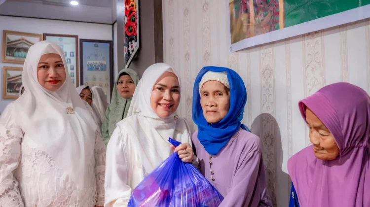 Penasehat Al Mar’atusshalihah Kapuas Hadiri Kegiatan Berbagi Berkah