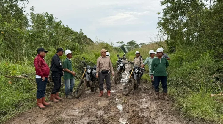 Gunakan Motor Trail, Bupati Kapuas Tinjau Jalan Rusak