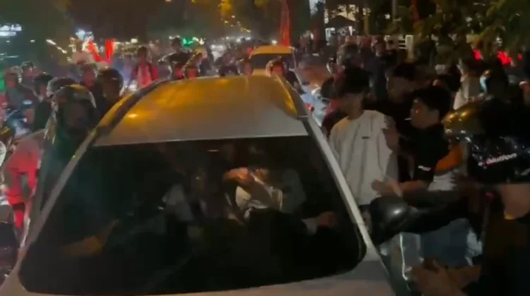 Balap Liar saat Sahur, Pengendara Mobil Melintas Hampir Diamuk Massa