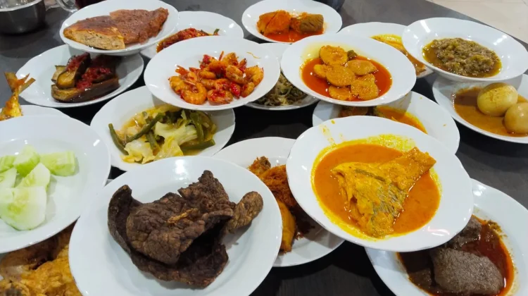 Keunikan Tradisi Manatiang dan Hidangan Rumah Makan Padang