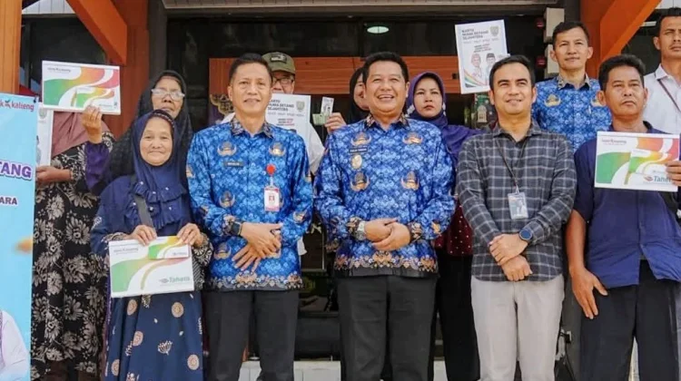 Wabup Barut Serahkan Tabungan Bank Kalteng dan Kartu Huma Betang