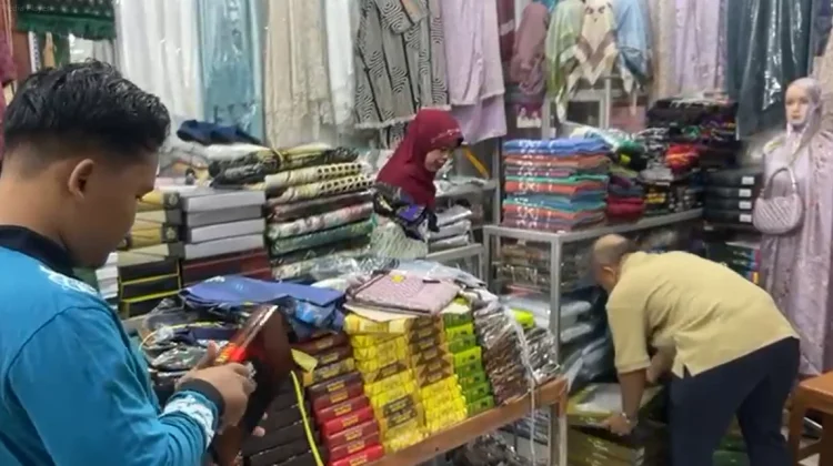 Geliat Ekonomi Menjelang Lebaran, Warga Berburu Baju Baru